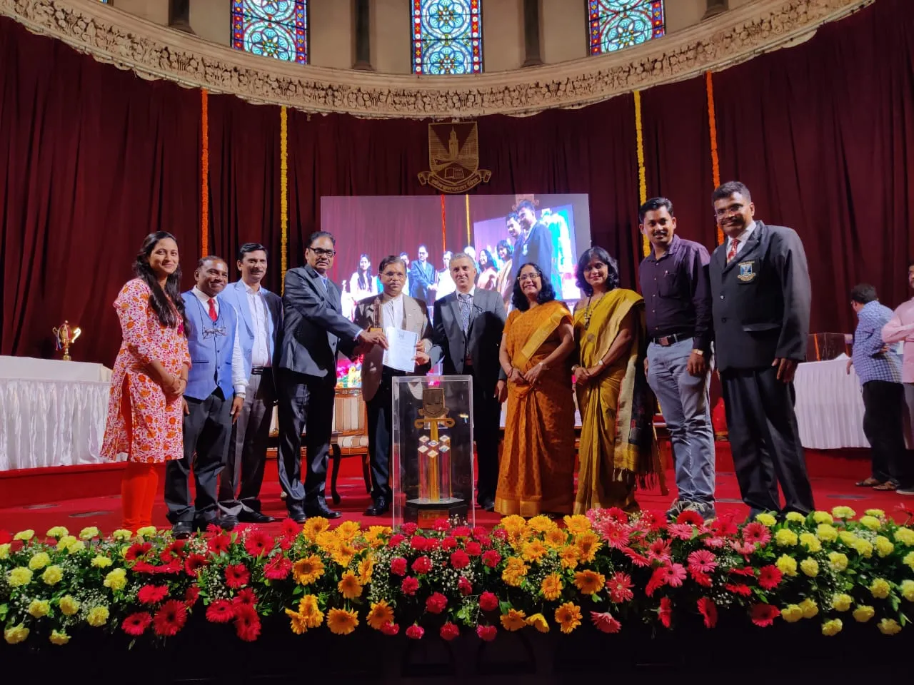 Avishkar team receiving overall district championship 2018-19
